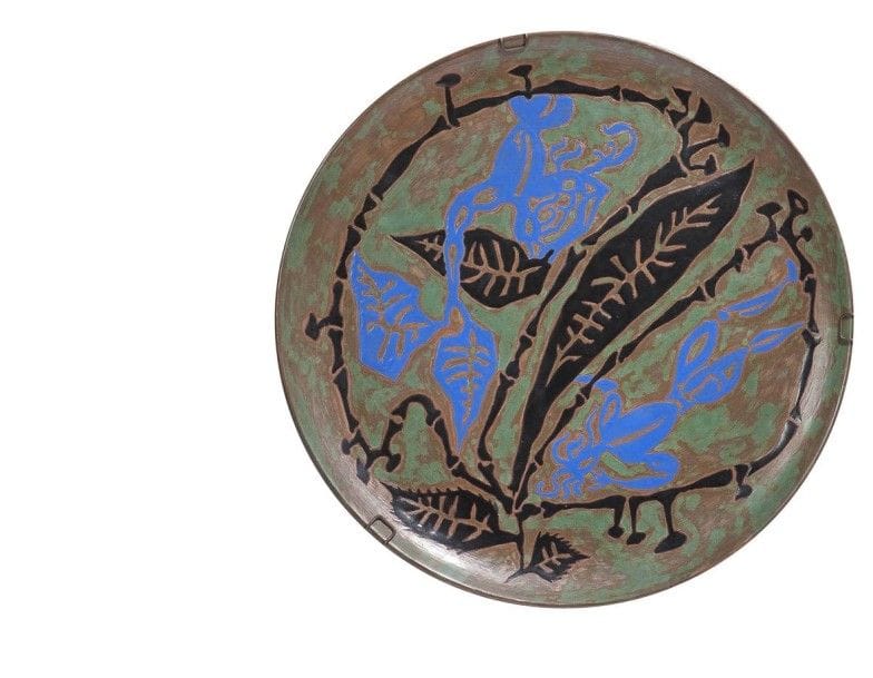 Jean LURÇAT (1892-1966)

Personnage bleu au pot de fleurs, 1959
Plat circulaire sur talon
Épreuve en céramique émaillée polychrome
Infimes sauts d’émail en pourtour
Signé et daté J LURÇAT 1959 au revers
Diamètre : 40 cm