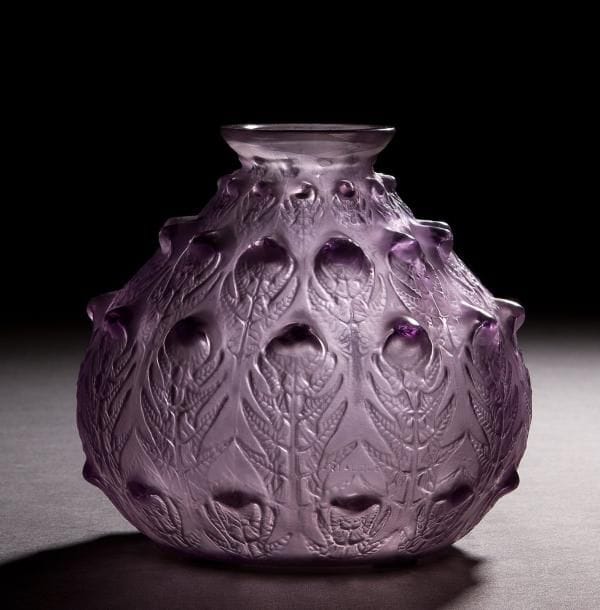René LALIQUE (1860-1945)
Fougères, modèle créé en 1912, supprimé du catalogue en 1932
Vase.
Épreuve en verre, teinté parme dans la masse, soufflé moulé et, en partie, satiné.
Col très légèrement rôdé et fond percé rebouché.
Signé R. LALIQUE, gravé sous la base.
Hauteur : 15,3 cm
Bibliographie :
«R. Lalique, catalogue raisonné de l’œuvre de verre » Félix Marcilhac, Les Éditions de l’Amateur, Paris, 2004. Modèle identique reproduit page 422 et inscrit sous la référence 923.