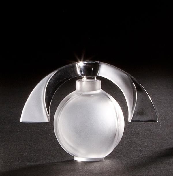 Maison LALIQUE
Society of America, 1994
Flacon à parfum.
Corps en cristal soufflé moulé et, en partie, satiné.
Bouchon en cristal moulé pressé et, en partie, satiné.
Vendu dans son coffret d’origine titré.
Signé LALIQUE ® France en lettres cursives et porte la mention Society of America 1994 sous la base.
Hauteur : 7,8 cm