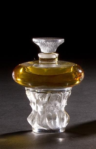 LALIQUE Parfums – Fondé par Marie-Claude LALIQUE (1935-2003)
Sirènes, Collection Millésime de l’Année 2001
Flacon de parfum.
Corps en cristal soufflé moulé et en partie satiné.
Bouchon en cristal moulé pressé et en partie satiné. Scellé et parfum d’origine.
Vendu dans son coffret d’origine.
Édition limitée et numérotée F253.
Signé LALIQUE ® France en lettres cursives vers la base, coffret marqué et porte l’indication Flacon – Collection – Édition – 2001.
Hauteur flacon : 11 cm
Coffret : 15 x 13 x 13 cm