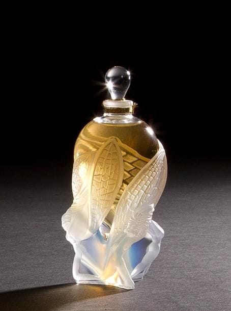 LALIQUE Parfums – Fondé par Marie-Claude LALIQUE (1935-2003)
Les Elfes, Collection Millésime de l’Année 2002
Flacon de parfum.
Corps en cristal opalescent soufflé moulé et en partie satiné.
Bouchon en cristal moulé pressé et en partie satiné. Scellé et parfum d’origine.
Vendu dans son coffret d’origine.
Édition limitée et numérotée C695.
Signé LALIQUE ® France en lettres cursives vers la base, coffret marqué et porte l’indication Flacon – Collection – Édition – 2002.
Hauteur flacon : 14 cm
Coffret : 15 x 13 x 13 cm