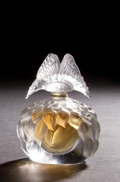 LALIQUE Parfums – Fondé par Marie-Claude LALIQUE (1935-2003)
Papillon, Collection Millésime de l’Année 2003
Flacon de parfum.
Corps en cristal soufflé moulé et en partie satiné.
Bouchon en cristal moulé pressé et en partie satiné. Scellé et parfum d’origine.
Vendu dans son coffret d’origine.
Édition limitée et numérotée D813.
Signé LALIQUE ® France en lettres cursives vers la base, coffret marqué et porte l’indication Flacon – Collection – Édition – 2003.
Hauteur flacon : 12,5 cm
Coffret : 15 x 13 x 13 cm