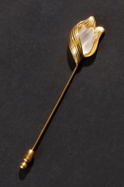 Maison LALIQUE
Muguet
Épingle à foulard ou à chapeau.
Métal doré et cristal moulé pressé satiné.
Signé LALIQUE et porte un poinçon carré (illisible) au dos.
Hauteur  : 8 cm