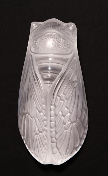Maison LALIQUE
Cigale
Presse-papiers, motif décoratif.
Épreuve en cristal moulé pressé.
Vendu dans son coffret d’origine.
Signé LALIQUE © France au revers.
Longueur : 11 cm