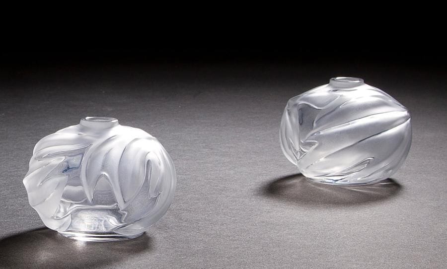 Maison LALIQUE d’après un modèle de Marie-Claude LALIQUE (1935-2003)
Royal palm, modèle créé en 1992
Paire de vases soliflores en cristal soufflé moulé et, en partie, satiné.
Vendue dans son coffret d’origine.
Signés LALIQUE ® France en lettres cursives, à la pointe au revers.
Hauteur  : 5,5 cm