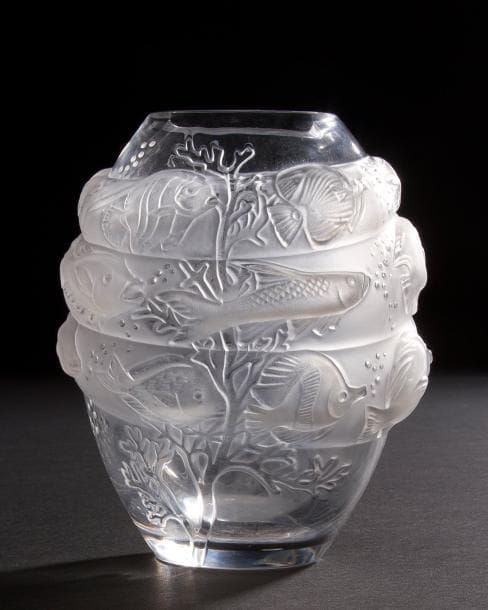 Maison LALIQUE
Fonds marins et banc de poissons
Vase ovoïde.
Épreuve en cristal moulé pressé et en partie satiné.
Signé LALIQUE ® France en lettres cursives sous la base.
Hauteur : 17,8 cm