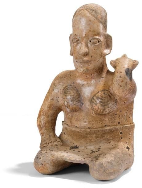 Femme assise portant un bol d?offrande surson épaule gauche. Elle est vêtue d?une jupe et sa poitrine est mise en valeur par des peintures corporelles noires. Son visage allongé est empreint de sérénité. Terre cuite brune à engobe crème, rouge et noir. Culture Jalisco, Mexique 100 av. - 250 ap. J.-C. H: 30 cm - l: 19 cm - Ep: 15,5 cm État: Restaurations au niveau du bras gauche et sur le ventre. Provenance: Ancienne collection américaine