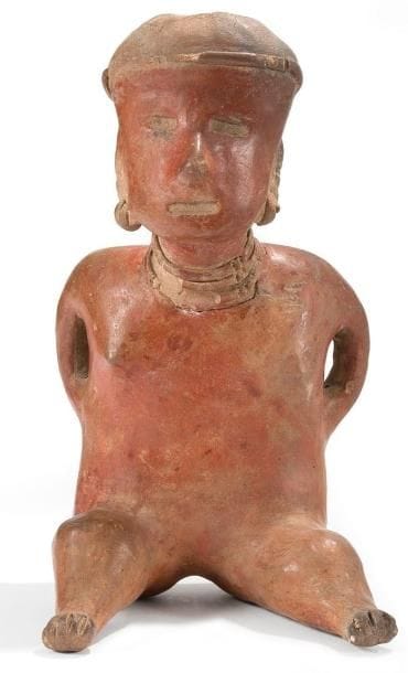 Femme nue assise. Ses jambes sont étendues. Les mains reposent sur les reins, mettant en valeur le buste. Les yeux et la bouche sont creusés et laissés bruts. Elle est parée d?un collier à trois rangs et de boucles d?oreilles. Un bandeau enserre sa tête. Le haut du crâne est ouvert permettant la cuisson de la pièce. Terre cuite brune à engobe orangé. Culture Nayarit, Mexique. 100 av. - 250 ap. J.-C. H: 34 cm - l: 19 cm - Ep: 16 cm État: Cassé et recollé au niveau du cou. Provenance: Collection Michel Guy, France