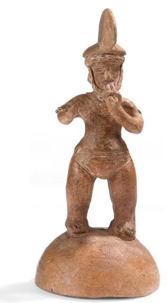 Joueur de flûte casqué reposant sur une demisphère. Il porte une culotte courte et un casque à lanière surmonté d?une haute crête. Terre cuite brune avec traces d?oxyde de manganèse. Culture Colima, Mexique 100 av. - 250 ap. J.-C. H: 32 cm - Diam: 14 cm Provenance: Collection de M. G., France