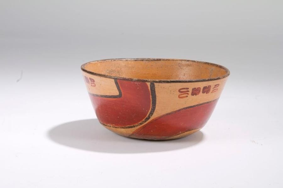 Coupe à décor symbolique rouge et noir sur fond crème. Terre cuite brune à décor polychrome. Traces de racine. Culture Maya, Peten, Guatemala 450 - 750 ap. J.-C. H: 10, 5 cm - Diam: 23 cm État: Fêlures, cassé et recollé. Provenance: Collection de M. G., France