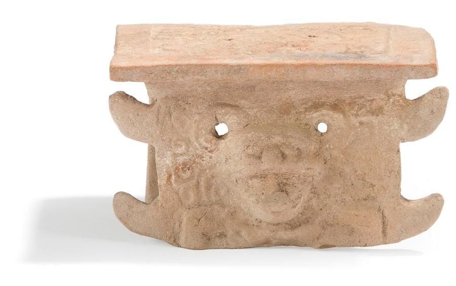 Autel portatif orné d?une tête de jaguar en relief sur la face. Des motifs symboliques sont gravés sur le plateau. Terre cuite brune avec traces de brûlure. Culture Veracruz, Mexique 450 - 750 ap. J.-C. H: 7 cm - L:- 12 cm - l:9 cm Provenance: Collection de M. G., France. Un TL du Laboratoire Ralf Kotalla du 09.06.1994 sera remis à l?acquéreur