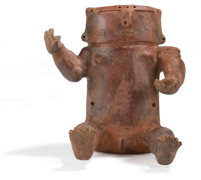 Femme assise ornée de scarifications en haut des cuisses et sur les épaules. Terre cuite brune à engobe rouge. Culture Quimbaya, Colombie 1200 - 1400 ap. J.-C. H: 27 cm -: 24 cm - Ep:16 cm État: Cassé et recollé. Provenance: Collection de M. G., France