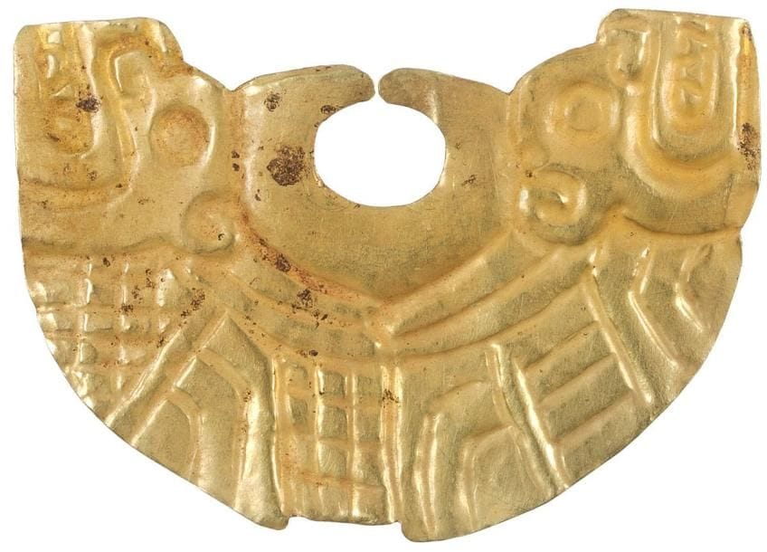 Nariguera ornée de félins en symétrie inversée. Feuille d?or repoussée. Culture Chavin, Pérou 600 - 400 ap. J.-C. H: 4,5 cm - l: 5,7 cm - Ep: 0,2 cm Provenance: Collection privée, France