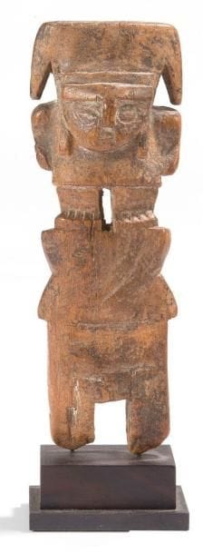 Haut de mât avec personnage. Bois patiné. Culture Chimu, Mexique 1100 - 1400 ap. J.-C. H: 20 cm - l: 6,5 cm - Ep: 3 cm État: Deux fentes au dos. Provenance: Galerie Renaud Vanuxem. Collection privée, France