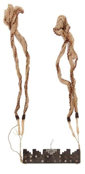 Balance à filet. Bois gravé et tissu. Culture Huari, Pérou 700 -1000 ap. J.-C. H: 37 cm - l: 12 cm - Ep: 0,5 cm Provenance: Collection privée, France
