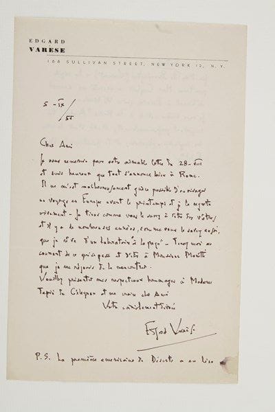 Edgar VARÈSE (1883-1965)
3 L.A.S. et 1 L.S., New York 1955-1960, à Michel Tapié; 4 pages et demie la plupart in-4, 2 à son en-tête, une enveloppe et 2 adresses. Belle correspondance sur ses oeuvres et la musique électronique.{CR} French Line "Liberté" 1er février 1955. Regrettant de n'avoir pu lui serrer la main avant son départ, il veut lui dire combien il a été touché de son accueil et celui de M. Larcade, et de «la militante amitié que vous m'avez témoigné. Le contact est établi. Soyez gentil de me tenir au courant de ce qui va se produire. [...] Pas facile d'écrire, le bateau tangue et roule»... - New York 5 novembre 1955. Heureux que tout s'annonce bien à Rome, il tient à être des leurs et rêve depuis de nombreuses années «d'un laboratoire "à la page"»; mais il lui est malheureusement impossible d'envisager un déplacement en Europe avant le printemps. Il se réjouit de rencontrer M. Moretti. La première américaine de Déserts a eu lieu au Festival de Bonnington (Vermont) : «La rigide puritaine New England a accordé un accueil délirant à l'oeuvre qui a été bissée»... 11 août 1956. Il remercie pour l'envoi de catalogues. Il sera en Europe dans le courant de l'hiver, à Paris et à Rome où il compte rencontrer Moretti. Il s'enquiert de ses projets : «Avez-vous réalisé l'Institut Esthétique et mis au point l'étude pour le Studio de Musique Électronique. [...] Ici on pérore en abondance, mais le moment venu de décoller on se cache, plus personne. Il faut se contenter d'être seul»... 20 février 1960. Il dit son admiration pour le Japon et combien il aurait aimé accepter cette invitation des Teshigahara et Mayuzumi. De problèmes de santé le lui interdisent : «Le travail naturellement a souffert de cet état de choses, et c'est avec impatience que je tiens à rattraper le temps perdu et achever ce qui a été laissé en panne, surtout "commissionned works"». Il souhaite remettre ce voyage au printemps prochain