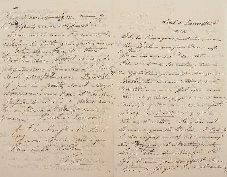 Pauline VIARDOT
6 L.A.S. «Pauline» (une «P») et 1 L.A., [1859-1879] et s.d., à son mari Louis Viardot; 29 pages in-8. Belle correspondance à son mari, véritable journal des représentations et tournées de la cantatrice en Allemagne, en Angleterre, en Irlande et en France. Elle y relate ses répétitions et concerts, ses succès et l'accueil du public. Ses voyages sont également l'occasion d'assister à des concerts et spectacles qu'elle commente. Une grande partie des courriers est consacrée à des pensées tendres pour ses enfants, restés avec son époux. {CR} Dublin Dimanche 8 [6 mars ? 1859]. «Ah ! Enfin ! Nous voici arrivés à la première grande station de notre voyage»... Son 1er concert a eu lieu à Leamington «dans un jardin, en plein vent, comme dans les cafés chantants des Champs-Élysées. Le public était debout sur le gazon humide - il faisait froid et le vent soufflait»... Le concert de Birmingham au Mendelssohn Hall a bien marché, «sauf le ténor Luise qui ne vaut pas le diable», de même que le lendemain à la Société Philharmonique de Liverpool; rappels... «Demain le Trovatore, après demain Macbeth, et mercredi Norma». Sa fille Louise l'a fort bien accompagnée dans Erlkönig : «C'est une espèce de petit début, dont elle s'est fort bien tirée»... - Hôtel de Darmstadt [Baden août 1859, pour le festival Berlioz où elle crée 2 scènes des Troyens]. Elle est allée répéter à Karlsruhe : «Décidément la musique de Berlioz est superbe. Les accompagnements des morceaux des Troyens sont intéressants sans être surchargés. Ils font un grand effet sur tous ceux qui les ont entendus jusqu'à présent»... Elle était couchée à 11 h., «mais la musique de la Symphonie de Roméo et Juliette m'a trotté par la tête une partie de la nuit». Elle va répéter au piano avec Berlioz et Lefort... - Cologne [1859 ?]. Voyage en train où elle a rencontré M. de Grammont qui «m'a rappelé notre voyage à Cambrai avec Mme Sand il y a quelques années. [...] c'est lui qui est venu à la maison rue Favart pour m'engager»... - [