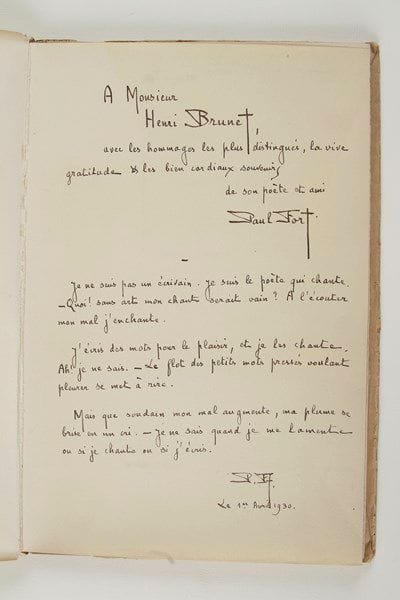 Paul FORT (1872-1960)
2 L.A.S. et un poème autographe signé, 1929-1931, à Henri Brunet; 2 pages et demie in-8, enveloppes, et 1 page in-4 en tête d'un livre. Jolies Lettres dans lesquelles il enjoint son ami à souscrire pour ses futures publications L'Amour enfant de Bohème et Contes de ma Soeur l'Oie, avec les deux bulletins de souscription joints. 5 novembre 1929. «Un trouvère auquel vous avez bien voulu témoigner de la sympathie» fait encore appel à lui en ces jours difficiles «fermés aux choses de l'esprit». Il demande «le logis dans votre bibliothèque pour ce livre : L'Amour enfant de Bohème, livre de bonne humeur (dû cependant à la misère du temps), où le poète a mis le brin de talent qu'on lui prête»... 4 septembre 1931. «Du monde voltigeant des fées, du château de Richard-Coeur -de-Lion, des jardins de Sâadi, du couvent de François d'Assise, enfin des auberges du vieux Paris [...] vient à vous le souhait d'un trouvère qui les chanta, que vous avez encouragé de votre estime, [...] auteur de ces Contes de ma Soeur l'Oie [...]qui bientôt vont paraître»... - L'Amour Enfant de Bohème (Typographie Armand Jules Klein, Paris 1930, tirage nominatif hors librairie n°42 sur 200, «sur vergé d'Arches à la forme, contresignés par l'auteur et accompagnés d'une dédicace et d'une page manuscrite», impr. au nom de Henri Brunet; bandeaux et culs de lampe de Gino Severini, portrait par Zuloaga en frontispice) avec dédicace a.s. à Henri Brunet, et poème (3 versets) : «Je ne suis pas un écrivain. Je suis le poète qui chante»... (1er avril 1930). On joint les Chants du malheur et Chansons du bonheur (Armand Jules Klein 1935, exemplaire n°38 signé par Paul Fort); plus divers documents de Paul Fort, et 2 documents anciens sur vélin (Rouen 1564, 1658)