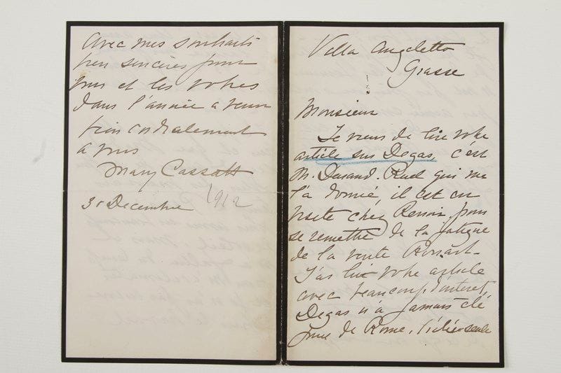 Mary CASSATT
L.A.S., Villa Angeletto, Grasse 31 décembre [1912], au critique d'art Achille Segard; 3 pages et demie in-8 (petit deuil). Belle lettre sur Degas et les prix de la vente Rouart.{CR} Elle a lu avec beaucoup d'intérêt l'article de Segard sur Degas : «c'est M. Durand-Ruel qui me l'a donné, il est en visite chez Renoir, pour se remettre de la fatigue de la vente Rouart. J'ai lu votre article avec beaucoup d'intérêt. Degas n'a jamais été prix de Rome, l'idée seule le ferait bondire. Je ne trouve pas juste de dire que les femmes n'ont pas pris, ou n'ont pas aimé son art. Le premier Degas qui est allé en Amérique a été acheté par une jeune fille, et j'en connais d'autres et à la vente plusieurs femmes était parmi les acheteurs, ou aurait voulu l'être, seulement les prix ont été tellement au-dessus de ce qu'on a supposé qu'ils serait. Une amie a laissé un prix de 75 000 frs pour Les Modistes et ne l'a pas eu. [...] Ici nous avons eu beaucoup de soleil, mais il m'a fallu du temps pour m'acclimater et je n'ai pas encore repris le travail»