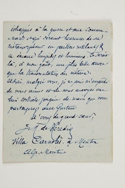 José-Maria de heredia (1842-1905)
L.A.S., Menton 4 novembre 1871, [à son ami l'émailleur Claudius Popelin]; 4 pages in-12 (petite fente au pli). Il s'inquiète d'être sans nouvelles de lui depuis quelques temps : «N'oubliez pas ainsi vos vieux amis, ou sinon quand j'irai à Paris, j'aurai peur d'aller vous montrer la chose la plus désagréable qui soit, un mort vivant»... Il s'y rendra la semaine suivante pour quinze jours, notamment pour voir sa mère et ses amis : «Êtes-vous toujours de ce nombre ? Vous le savez mieux que moi, ingrat»... Mais il s'en retournera bien vite retrouver sa fille : «Je suis étonné d'aimer si gros un si petit être. Je ne puis croire que les autres papas soient aussi heureux, aussi satisfaits»... Il questionne Popelin sur son travail et s'enquiert de la broche qu'il souhaite offrir à sa fille Louise : «Vous devriez bien me faire cette fameuse broche pour le jour de l'an [...]. J'ai par là dans un recoin, quelques génovines et cruzades échappées à la guerre et aux Communards et qui seraient heureux de se métamorphoser en paillons rutilants et en émaux limpides et lumineux. Ce serait là, à mon goût, une plus belle oeuvre que la transmutation des métaux»