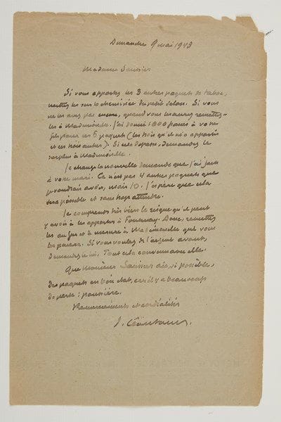 Paul LEAUTAUD (1872-1956)
L.A.S., 9 mai 1943, à Mme Saussier; 1 page in-4 (au dos d'un tirage d'étiquettes du Mercure de France). Ravitaillement en cigarettes. Il prie sa voisine de déposer les trois paquets de cigarettes sur la petite table du salon ou de les remettre à «Mademoiselle». Quant à la commande faite à son mari, «ce n'est pas 4 autres paquets que je voudrais avoir, mais 10. J'espère que cela sera possible et sans trop attendre. Je comprends très bien le risque qu'il peut y avoir à les apporter à Fontenay. Donc, remettez-les au fur et à mesure à Mademoiselle qui vous les paiera. [...] Que Monsieur Saussier ait, si possible, des paquets en bon état, car il y a beaucoup de perte et poussière»