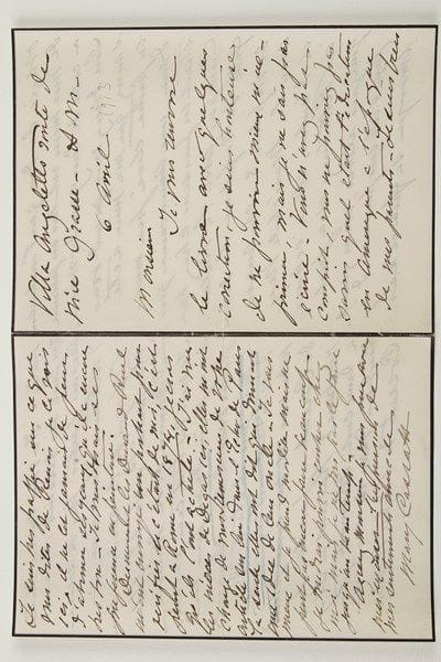 Mary CASSATT
L.A.S., Villa Angeletto, Grasse 6 avril [1913], au critique d'art Achille Segard; 4 pages in-8 (petit deuil). Belle lettre sur sa mère et sa famille, à l'auteur de Mary Cassatt, un peintre des enfants et des mères (Ollendorff, 1913).{CR} Elle lui renvoie le livre corrigé : «je suis honteuse de ne pouvoir mieux m'exprimer, mais je ne sais pas écrire. Vous n'avez pas compris, vous ne pouviez pas savoir quel était l'éducation en Amérique à l'époque de mes parents. Je suis bien obligée de dire que l'instruction de mes nièces est très inférieure à celle de leur grand-mère. Que direz-vous quand vous saurez que ma mère a été en partie élevée par une dame, une Américaine qui était en pension chez Mme Campan avec la belle-fille de Napoléon la mère de Napoléon 3 - et aussi avec la Maréchale Ney, et d'autres, elle a échoué à Pittsburg et a pris quelques élèves [...]. Benjamin Constant l'appellait la Minerve de sa Minerve». Mais il ne faut pas parler de tout cela dans le livre. «Quand à mon père il était de descendance Hugenot notre nom est une corruption de Cossart - famille très nombreuse d'Hugenot. Il y a deux cent documents à Leyden sur les Cossarts, de l'Eglise Wallone»... Elle voit Renoir ici : «il ne lit jamais de peur d'abimer ses yeux qu'il a encore très bon. [...] Dernièrement les Durand-Ruel m'ont envoyé un portrait pour vérifier si c'était de moi, c'est peint à Rome en 1874, je crois qu'ils l'ont acheté». Elle a vu les nièces de Degas : «elles m'ont chargé de vous remercier de votre article sur lui dans l'Écho de Paris la seule elles ont dit qui donnait une idée de leur oncle. - Je vais mieux et je prends modèle mais ne peux pas encore faire beaucoup». Elle doit attendre le beau temps pour rentrer chez elle