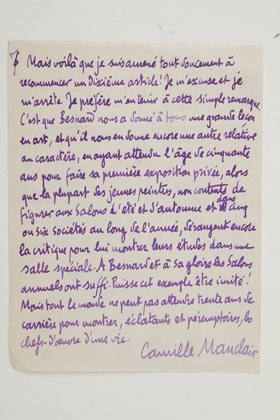 Camille Mauclair (1872-1945)
L.A.S., [1928], à un confrère; 7 pages petit in-4 à l'encre violette. Témoignage pour un hommage collectif consacré au peintre Albert Besnard.{CR} Il se bornera à une lettre, ayant déjà consacré une longue étude à Albert Besnard, et de nombreux essais... Il évoque sa rencontre avec lui, «sur les échafaudages de l'Hôtel de Ville, alors qu'il donnait les touches suprêmes à la merveille que vous savez, le plafond des Sciences. Besnard est le peintre de la joie, de la santé, du luxe, du soleil, de la chair, des eaux lumineuses, et l'incarnation magistrale de l'art français, le continuateur glorieux du XVIIIe siècle, l'héritier de Boucher et de Frago. C'est l'évocateur fervent de la vie heureuse, de la beauté évidente. Mais c'est aussi un penseur, autant que Rodin, Carrière, Degas et Whistler, encore que différemment. Il a été le premier, il reste le seul, à pressentir l'art décoratif de l'avenir, la grande idée du symbolisme et de la mythologie scientifiques, c'est-à-dire le remplacement de l'allégorie classique par ses personnifications ornementales des éléments de la science. [...] Mais voilà que je suis amené tout doucement à recommencer un dixième article ! Je m'excuse et je m'arrête. Je préfère m'en tenir à cette simple remarque. C'est que Besnard nous a donné à tous une grande leçon en art, et qu'il nous en donne encore une autre relative au caractère, en ayant attendu l'âge de cinquante ans pour faire sa première exposition privée»