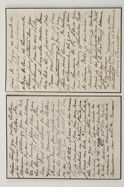 Mary CASSATT
L.A.S., Villa Angeletto, Grasse 14 avril [1913], au critique d'art Achille Segard; 6 pages in-8 (petit deuil). Longue et intéressante lettre à l'auteur de Mary Cassatt, un peintre des enfants et des mères (Ollendorff, 1913).{CR} Certes, elle trouve son livre très beau, mais elle n'a jamais été gâtée, «et comment croire à tout ce que vous dites de bien de ma peinture ? Si j'avais gardée un peu de ce que j'ai faites cela m'aurait permis de me voir en mieux. La seule fois que je me suis vue avec les autres c'était chez Mme Havemeyer et je ne faisais pas trop mauvaise figure. Je vous ai dit une fois que vous écriviez sur la peinture comme un peintre et c'est vrai. J'ai répété à Renoir ce que vous disiez sur son originalité et sur sa joie de peindre, cela lui a fait très grand plaisir, et j'étais bien contente de lui faire plaisir, mais j'ai passée bien vite sur le fait que vos lignes sur lui se trouvait dans un livre sur moi, car je crois qu'il ne me trouve pas du tout à la hauteur. Excepté Degas et Pissarro tous ont eu cette opinion sur moi. Maintenant Renoir trouve que Pissarro était en dessous de tout ! Je suis ahurie quand je les trouve si peu de jugement»... Il y aurait de la vanité de sa part à accepter tout ce que son beau livre dit d'elle. «Et puis je voulais être un si grand peintre, Titien ou Rembrandt rien que cela». Et M. Stillman lui écrit «qu'en dix ans d'ici mes tableaux se vendront plus cher que les Degas !!». De New-York, sa famille réclame des explications «sur les cubistes et autres farceurs on ne parle que de cela là-bas. [...] Nous vivons dans une période d'anarchie, en Art; aussi il me semble en littérature, et on achète les tableaux tellement sans jugement, et on spécule tellement sur les tableaux, et on ne voit pas la différence entre la réclame et la vraie renommée. Depuis la vente Rouart n'importe quoi de Degas se vend à de grand prix des choses indignes de lui, et heureusement Renoir fait fortune lui qui ne pouvait vendre ses belles toiles, il