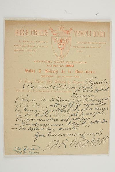 Joséphin PELADAN (1859-1918)
Le Sâr, écrivain et mystique. 2 L.A.S. et 1 L.S., [1893 et s.d.]; 4 pages in-4 avec vignettes, 2 à en-tête Rosæ Crucis Templi Ordo pour la Deuxième Geste Esthétique... [Mars 1893], lettre signée en anglais à un rédacteur du Studio : il lui transmettra les premières épreuves du catalogue de la Rose+Croix avec des photos de dessins pour publication dans The Studio... -Dinard pré des oiseaux [1893], à Vauquelin, Président de l'Union libérale : «Parmi les tableaux que les exposants de la R+C ont négligé de reprendre en temps opportun; il y en a deux de M. Arthur Payne que je vous prie de faire remettre au porteur. - Une religieuse assise & lisant, petit cadre. - Une scène de bain oriental»... Paris, [à Mrs. Arthur Payne]. Il lui donne toute licence pour traduire et adapter Istar : «j'ai fait un grand voyage, en Égypte & en Syrie & mon peu d'amour pour votre île ne s'est pas accru; mais du moins votre race a un sentiment de l'aristocratie que satisferait par l'individualisme hautain de mon oeuvre. [...] Oui, renvoyez-moi mon drame d'Istar puisqu'il ne vous sert plus à rien : je reverrai curieusement ce document car, depuis le temps où je vous voyais & où je l'écrivis, j'ai retrouvé l'art de Sophocle & d'Eschyle : les spécimens en sont à votre disposition»... On joint une carte de vernissage pour la Cinquième Geste Esthétique (1896), le numéro des Hommes d'aujourd'hui consacré à Péladan avec caricature d'Alfred Le Petit, et une photographie (carte postale)