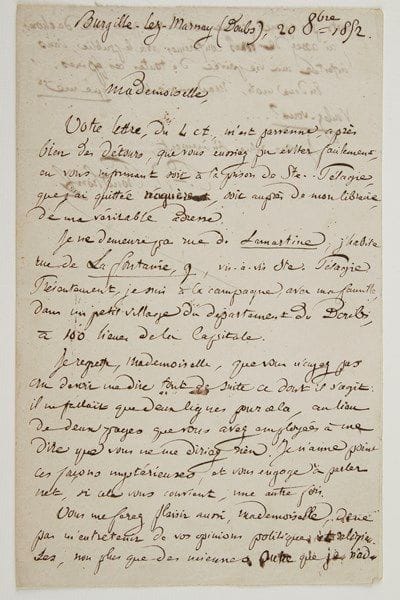 Pierre Joseph proudhon (1809-1865)
L.A.S., Burgille-lez-Marnay (Doubs) 20 octobre 1852, à une demoiselle; 1 page et demie in-8. Curieuse lettre. Il accuse réception de sa lettre, «après bien des détours, que vous eussiez pu éviter facilement, en vous informant soit à la prison de Ste-Pélagie, que j'ai quittée naguère, soit auprès de mon libraire, de ma véritable adresse». Il regrette qu'elle ne lui ait pas d'emblée dit de quoi il retournait : «Il ne fallait que deux lignes pour cela, au lieu de deux pages que vous avez employées à me dire que vous ne me diriez rien. Je n'aime point ces façons mystérieuses, et vous engage à parler net, si cela vous convient, une autre fois». Il la prie également de ne pas l'entretenir «de vos opinions politiques et religieuses, non plus que des miennes. Outre que je n'admets pas qu'une femme entende rien à ces sortes de choses, j'ai assez de mes conférences avec le public, sans infester ma vie privée de toutes ces épines. En deux mots, Mademoiselle, que me voulez-vous ?»