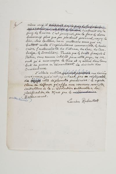 LUCIEN REBATET (1903-1972)
Manuscrit autographe signé, [juillet 1970]; 5 pages et demie in-4 avec ratures et corrections (titre supprimé en tête du 1er feuillet). Violent article contre le rapprochement de la France et de la Chine.{CR} L'ambassadeur de la Chine populaire a été reçu à l'Élysée le 14 juillet par Georges Pompidou : «L'Asiatique et l'Auvergnat s'en sont félicités, dans un concert à deux voix, "pour le renforcement des relations franco-chinoises et la course de la paix"»; et André Bettencourt, ministre du Plan, revient d'une longue visite officielle à Pékin. «Ces salamalecs sont particulièrement irritants, conjuguant l'hypocrisie et, pour la France, l'inutilité, ce qui est bien le plus bas niveau de la politique. Précisons, d'abord, que M. Bettencourt est le type accompli du grand bourgeois d'affaires, archi-capitaliste, possédant la majorité des actions de l'Oréal, le gros trust des produits de coiffure, de toilette et de beauté, s'étant essentiellement servi de la politique pour asseoir et étendre sa fortune. C'est dire avec quelle compétence et quel attrait il peut juger l'énorme termitière marxiste de la Chine rouge. [...] La rhétorique de la coexistence pacifique est tout à fait insupportable, s'agissant d'un pays animé ataviquement d'une xénophobie aussi virulente que la Chine. [...] Dans le temps que nous traversons, les risettes franco-chinoises, franco-soviétiques nous apparaissent criminelles»