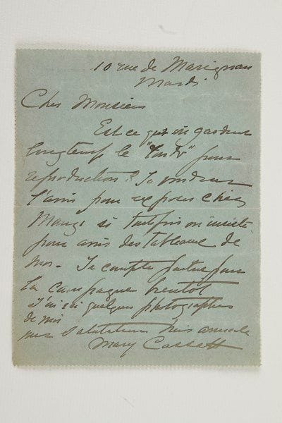Mary CASSATT
3 L.A.S., Paris juin 1913, au critique d'art Achille Segard; 1 page in-12 chaque avec adresse (cartes pneumatiques). [1er juin]. Elle sera heureuse de le voir mais reste peu de temps à Paris : «j'ai hâte de m'installer à Beaufresne et de travailler !»... [2 juin]. Elle l'attendra demain pour causer. «J'ai des choses en dehors de mes oeuvres à vous montrer qui peuvent vous intéresser»... Mardi [10 juin]. «Est-ce qu'ils gardent longtemps le "Tondo" pour reproduction ? Je voudrais l'avoir pour exposer chez Manzi si toutefois on insiste pour avoir des tableaux de moi. Je compte partir pour la campagne bientôt. J'ai ici quelques photographies de moi»...{CR} On joint une L.A.S. d'Octave de Sailly à Segard au sujet des portraits de sa famille par Mary Cassatt, et une L.S. de Durand-Ruel au sujet du portrait reproduit en couverture du livre de Segard (1913)