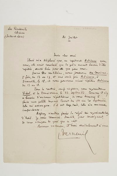 Louis VERNEUIL (1893-1952) auteur dramatique
7 L.A.S. et 16 L.S., 1925-1929, à l'acteur Gallet; 25 pages in-4, la plupart avec enveloppe. Correspondance avec un interprète apprécié. Il n'est pas question que Gallet joue au Théâtre de l'Avenue; Verneuil en a trop besoin au Théâtre Antoine, dans une pièce de Georges Berr, puis dans une des siennes : un rôle «magnifique» (17 juillet [1925])... Inutile que Gallet se rende au Théâtre de Paris; il est promis à Baudry... Instructions relatives à des reprises de Tu m'épouseras, L'Épervier, Ma cousine de Varsovie, Pour avoir Adrienne, L'Amant de Mme Vidal, Azaïs... Demande de nouvelles des Tournées Baret, autorisation à jouer La Pomme... «Si vous trouvez à placer Du sang sur l'hermine [...], je peux réduire la durée de la pièce, et il est également facile d'y ajouter des morceaux de chant» (19 avril 1929)... Il parle d'une proposition de Lucien Rozenberg, qui reprend une pièce de Gandérax, et de leurs comptes d'appointements et frais... Il l'engage à chercher un rôle dans la reprise d'Arsène Lupin au Théâtre Sarah Bernhardt, et le prie de lui envoyer copie du contrat pour la pièce de Pierre Véber et Henri de Gorsse : «je ne suis pas en excellents termes avec cette directrice du Théâtre Daunou» (29 avril 1929)... On rencontre aussi les noms d'André Brulé, Saturnin Fabre, Jane Renouardt, Mme Vix, etc