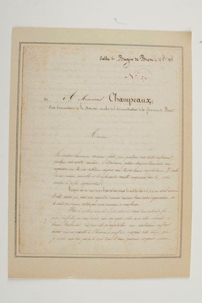 BAGNE
L.A.S. d'Henri Journet, «Bagne de Brest» 16 octobre 1838, à M. Champeaux, agent comptable de la Chiourme de Brest»; 4 pages et demie in-4, adresse (dernier feuillet monté sur carte au scotch, transcription jointe). Belle lettre du forçat Henri Journet, supplique écrite du bagne de Brest, demandant à son correspondant d'intercéder auprès de M. Gleizes (Commissaire de Marine à Brest) pour qu'il diminue sa peine... Henri Journet est un forçat auquel Victor Hugo apporta son soutien (Hugo intercèdera lui-même auprès de M. Gleizes en sa faveur), et avec lequel il entretint une correspondance, jusqu'au décès de Journet en 1847. Journet était poète et lettré, et Hugo réussira à le faire entrer comme écrivain copiste dans les bureaux de l'administration des hôpitaux maritimes à Brest vers 1839-1840; certains détails sur le Bagne rapportés par le forçat l'aideront probablement pour Les Misérables. Le style de ce bagnard poète, «pauvre Journet» comme l'appelait Hugo, est d'un lyrisme poignant et très touchant : «La nature humaine est ainsi faite que, quelque soit notre infortune, quelque soit notre misère, l'espérance glisse toujours dans notre âme angoissée un de ses sublimes rayons, [...] c'est pour cela que je porte ma vue jusqu'à vous, dont l'âme généreuse et grande s'ouvre aux ailes d'azur qui vous font pousser des soupirs et verser des larmes de bonheur ! Oh non ! non, au bagne l'on ne peut pas dormir. Je suis un grand coupable ! Oui Monsieur, mais prenez en pitié mon infortune et mon repentir bien sincère ! Oh, je vous en supplie, au nom de l'humanité, prenez en pitié la jeunesse du pauvre poète ! Car plus de jeunesse, plus de poésie ! [...] Depuis quinze ans que j'habite sous le ciel du bagne, j'ai vieilli de vingt ans ! Je n'ai encore vu que 26 printemps, et je suis arrivé à la fin de ma vie de poète; je n'ai plus de jeunesse, plus de passion, mon coeur est mort ! [...] Ne repoussez pas la prière qui vous est faite par un pauvre proscrit ! tendez lui votre main [....]