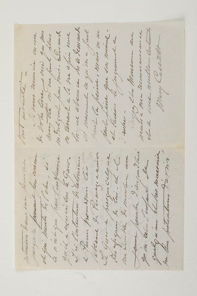 Mary CASSATT
L.A.S., Villa Angeletto, Grasse Lundi [23 novembre 1914], au critique d'art Achille Segard; 3 pages in-8 à son adresse. Belle lettre. Elle le remercie pour les deux exemplaires de luxe de son livre sur elle. «J'ai pu travailler cet été après près de deux ans de repos forcé, cela change le point de vue. Je lirai avec grand plaisir votre livre sur Mabuse mais j'avais espéré vous intéresser dans un peintre jusqu'à présent peu connu et qui mérite de l'être, si ce n'est que pour l'influence qu'il a exercé sur le Greco. J'ai l'intention de retourner à Parme pour revoir les tableaux de Parmigianino. Le Greco a presque calqué des figures de lui, et il me semble de montrer au jeune peintre d'aujourd'hui qu'on est l'enfant de quelqu'un est très nécessaire, vu leur prétention d'avoir tout inventé». Elle le remercie encore de son livre : «Je crois que vous avez été on ne peut plus indulgent pour moi. Quand on revient à la vie après une longue absence on se demande si vraiment ce qu'on a fait vaut la peine. Mais on ne peut faire que son mieux, et laisser le jugement à d'autres»