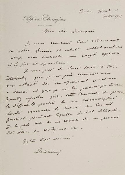 Théophile DELCASSÉ (1852-1932) diplomate et homme politique
6 L.A.S., 1903-1904, à l'ambassadeur Alfred Dumaine; 9 pages in-8, 5 à en-tête des Affaires Étrangères, une enveloppe (plus une carte de visite). Correspondance diplomatique relative aux relations diplomatiques avec l'Angleterre, l'Allemagne et la Russie.{CR} Bénac 11 juillet 1903. Il remercie Dumaine pour son utile collaboration et lui souhaite un agréable congé. Il le prie de faire savoir à M. Zolotovitz qu'il a pris connaissance avec intérêt des renseignements donnés. Il va être très pris pendant la semaine du Conseil Général... 3 août. Au sujet d'un échange de dépêches avec Londres, touchant les pourparlers de Cambon avec Lors Lansdowne : «Le secret est une condition du succès»... 13 août 1903. Il transmet une dépêche pour Bompard afin de préciser la situation car «aucune équivoque ne doit pouvoir être soulevée»... Dans une lettre particulière, Bompard avait écrit : «J'ai peine à croire que l'Empereur Guillaume laisse circuler chez lui l'Empereur Nicolas sans se placer quelque part sur sa route : nous aurons là une occasion d'apprécier le succès obtenu par les cajoleries que le gouvernement allemand prodigue au gouvernement russe et aussi l'impression faite sur ce dernier par les démonstrations franco-anglaises. Je ne serais pas fâché que l'on s'en tint là en matière de manifestations populaires franco-anglaises; par contre je serais ravi que les circonstances vous permissent de régler quelques uns de nos différends avec l'Angleterre». C'est également ce qu'il souhaite...{CR} Ax les Thermes 16 août 1904. Il a rédigé la protestation à lire ou à remettre par Harmand : «Le récit est la reproduction textuelle de la lettre de M. Nelidoff. La dernière phrase où est formulée la protestation est faite des expressions mêmes de l'ambassadeur [...] on en a simplement enlevé ce qui a trait aux gouvernements étrangers et qui ne paraît pas avoir sa place»... Il faut télégraphier la protestation russe à Harmand. Le télégramme pour Cambon «fournira à notre ambassadeur d'utiles 