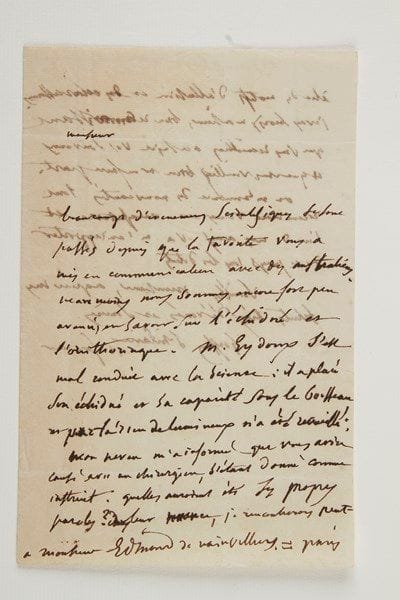 Étienne GEOFFROY SAINT-HILAIRE (1772-1844) naturaliste
L.A.S., 16 février, à Edmond de Nainvilliers; 1 page et demie in-8. «Beaucoup d'événemens scientifiques se sont passés depuis que la Favorite vous a mis en communication avec des Australiens. Néanmoins nous sommes encore fort peu avancés en savoir sur l'échidoré et l'ornithorinque. M. Eydoux s'est mal conduit avec la Science; il a placé son échidoré et sa capacité sous le boisseau et par là rien de lumineux n'a été réveillé». Il aimerait savoir ce que lui a dit un chirurgien instruit : «On m'annonce des nouveautés tout récemment venues en Angleterre»