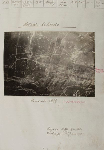 GUERRE DE 1914-1918. Album de 64 photographies aériennes, N° 7 Kriegs-Tagebuch der Foto-Abteilung Flieger-Abteilung 10, 28 février-8 mars 1916; registre in-fol. de 66 feuillets, couv. cart., étiquette manuscrite sur le premier plat; en allemand (2 photos manquent aux ff. 21 et 39 : Auberive et Reims). Journal de guerre de la Section de photographie de la Section d'aviation n° 10. Chaque feuillet présente une photographie aérienne de 12 x 16,7 cm ou 9 x 12 cm, et des précisions manuscrites sur l'avion et les conditions de prise de vue : date et heure, altitude, distance focale, éclairage, diaphragme, obturateur, temps d'exposition... Divers sites et repères topographiques sont identifiés en légende, ainsi que les noms des participants et les lieux photographiés, tous dans la Haute-Marne (Auberive) ou la Marne : Mourmelon, Baconnes, Jonchéry, Saint-Hilaire-le-Grand, Prosnes, Saint-Souplet, Moronvilliers, Dontrien, Saint-Martin-sur-le-Pré, Beaumont-sur-Vesle, Tourmelois... Au verso du dernier feuillet note en français : instructions pour le transfert de prisonniers