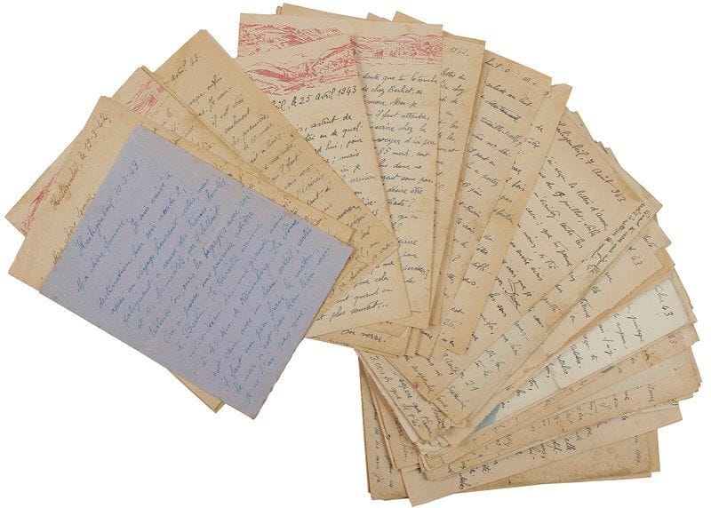 GUERRE 1939-1945. service du travail obligatoire. 53 L.A.S. de Jean Crescimbeni, Heiligenbeil (Prusse occidentale) 10 mars 1943-4 août 1944, à sa femme (qqs-unes à des proches), à Saint-Priest, puis Chaponnay (Isère); environ 165 pages formats divers, enveloppes et adresses. Intéressante correspondance d'un STO. La première lettre annonce son arrivée et ses débuts comme mécanicien dans une grande usine à 40 km de Königsberg : le dortoir est bien chauffé, la nourriture saine et ses compagnons gais... Il gagne 65 pfennigs de l'heure et il travaille huit heures et demie par jour... Il insiste sur l'inutilité de paquets de nourriture et de vêtements, annonce des envois d'argent, précise ses droits aux vacances... Il a rencontré quelques camarades «fraternellement unis, s'aidant les uns les autres et la gaité est de mise [...] Pourquoi se morfondre en pleurs et chagrin quand on se trouve bien, dans un beau pays ?»... Il demande des lames de rasoir, des chaussettes, du tabac, du fil et des peignes... Le dimanche ils vont au cinéma, au théâtre, ou l'Amicale organise quelques sports... Il répare des avions : «Le travail n'est pas déplaisant, et bien à l'abri»... Il espère trouver une bonne place en France après la guerre.... Il «mâche» de l'allemand et s'amuse à écrire dans cette langue à sa nièce... etc