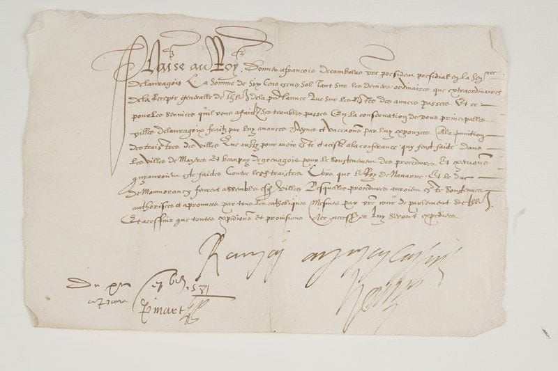 HENRI III. P.S. avec une ligne autographe, 12 septembre 1581; contresignée par le secrétaire d'État Claude Pinart; 1 page obl. in-8. Requête de François de Cambolas, président du présidial de la sénéchaussée de Lauragais, pour le paiement de 600 écus sol en récompense de ses services «es troubles passés» pour la conservation des principales villes du Lauragais, «fraitz par luy avances peynes et vaccations par luy expouzees à la punition des traistres des villes que aussy pour avoir esté et acisté à la conferance quy feust faicte dans les villes de Mazeres et Beaupuy de Grenagois pour le soustenement des procedures et executions quy auroient esté faictes contre les dits traistres, lors que le Roy de Navarre et le duc de Monmorancy feurent assembles esdites villes lesquelles procedures auroient esté soustenues authorisées et aprouvées par tous les catholiques»... Henri III ordonne ce paiement