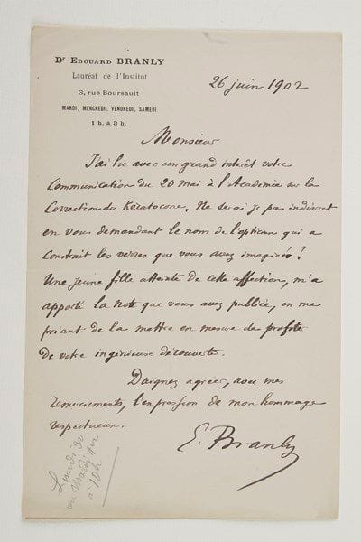 Édouard BRANLY (1844-1940) physicien
3 L.A.S., Paris 1902-1922, à Jules Janssen, puis à sa fille Mlle Antoinette Janssen; 1 page in-8 à son en-tête, et 2 pages in-12, adresses (cartes-Lettres). 26 juin 1902. Il a lu avec un grand intérêt la communication de Janssen à l'Académie sur la correction du kératocône, et demande «le nom de l'opticien qui a construit les verres que vous avez imaginés ? Une jeune fille atteinte de cette affection, m'a apporté la note que vous avez publiée, en me priant de la mettre en mesure de profiter de votre ingénieuse découverte»...{CR} 30 octobre 1920. «Fidèle à la haute mémoire de Monsieur Janssen, M. Branly regrette de n'être pas en état d'assister à l'inauguration du monument qui rappellera à tous les impérissables travaux du Grand Astronome»... 21 février 1922. Remerciements pour les discours prononcés à l'inauguration de la statue de Janssen. «La statue perpétuera pour tous le souvenir du fondateur de l'Astronomie physique et elle rappellera à ceux qui l'ont connu son bienveillant accueil»