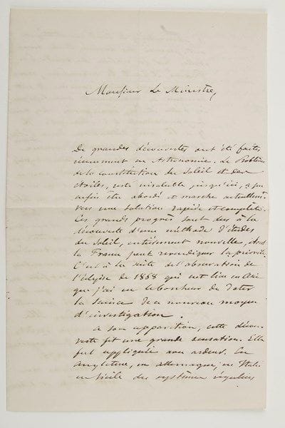 Jules JANSSEN
L.A.S. (minute), 12 juillet 1873, à un ministre; 4 pages in-fol. Superbe lettre réclamant l'appui du gouvernement pour ses prochaines recherches, d'une grande importance pour la France face à la communauté scientifique internationale.{CR} La France, malgré la découverte de Janssen en 1868 d'un nouveau moyen d'investigation dans l'étude du Soleil, n'a pas suivi le mouvement scientifique international, position dont l'Académie s'est émue : «Elle considère comme urgent que ces travaux soient repris et que nous ne laissions pas à l'étranger la gloire d'achever la théorie de la constitution du Soleil avec les méthodes que nous lui aurions fournies». Si un observatoire spécial n'est pour l'instant pas envisageable, l'Académie juge indispensable «que la France soit représentée aux éclipses de 1874 et 1875. Mes travaux antérieurs me désignent pour cette tâche et l'honneur que l'Académie m'a fait en m'appelant dans son sein me fait un devoir de m'y dévouer. Mais les grands voyages qu'il faudra entreprendre ne peuvent se faire sans l'appui du gouvernement»... Il expose son projet : après l'achèvement du grand télescope qui permettra d'aborder cette étude, il compte aller en Haute Égypte pour étudier «la constitution physique du soleil et des étoiles». À son retour, après avoir retouché et perfectionné ses instruments, il veut aller au Sud de l'Afrique où doit avoir lieu une importante éclipse totale : «ce phénomène sera étudié par les astronomes des autres nations», et il sera le seul à y représenter la France. Enfin, une nouvelle éclipse aura lieu en Birmanie en 1875 : «Ce phénomène sera un des plus grands événements astronomiques actuels», pour lequel l'Académie est prête à tous les sacrifices : «Elle considère comme très important que je la représente». Avec l'appui du gouvernement, la France pourra être présente «dans ce grand concours d'efforts qui poursuivent la solution d'un des plus grands problèmes de philosophie naturelle que l'esprit humain ait jamais abordé jusqu'
