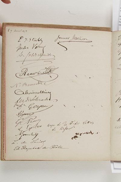LIVRE D'OR. Livre d'or de l'Observatoire de Meudon, comportant plus de 300 signatures autographes, 1878-1895; cahier petit in-4, 38 ff. (le reste vierge), couv. cart. toile beige (charnière usée). Recueil d'autographes des visiteurs de Meudon. Album signé par de nombreux savants, photographes, hommes politiques, écrivains, parfois avec indication d'un congrès (d'aéronautique, photographie, spéléologie, etc.) : Emmanuel Arago, George Barker, Alexander Graham Bell (rappelant l'invention du téléphone), Marcelin Berthelot, Arthur, Charles et Georges Brongniart, Jean-Marie Cottu, Luiz Cruis, Étienne Duboys-Fresney, Jules Ferry, Celso Fornioni, Léon Gambetta, Jules de Guerne, G. Guilleminot, B. Hasselberg, Hetzel (P.J. Stahl), James Jackson, Nicolas de Leuchtenberg, Oswald Lohse, Auguste Lumière, Mounet-Sully, A. Poincaré, Georges Ramond, Antonio Roiti, Auguste Scheurer-Kestner, Adolph Steinheil, Léon Thétard, Thorvald Nicolai Thiele, Jules Verne, Hermann Carl Vogel, Edmund Weiss, Albert Gustavus Winterhalter, etc. Parmi les inscriptions figure un hommage à Janssen de Li-Fong-Pao, ambassadeur de Chine, avec traduction. Plus un feuillet volant ajouté (Société de Spéléologie 1er février 1895). À la fin, quelques notes autographes de Janssen