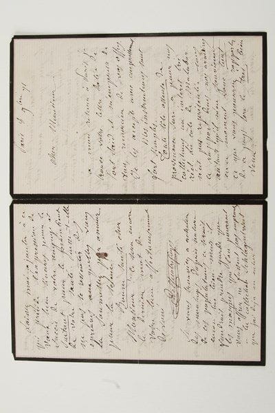Jean-Louis-Armand QUATREFAGES DE BRÉAU (1810-1892) naturaliste et anthropologiste
L.A.S., Paris 8 novembre 1871, [à Jules Janssen]; 4 pages in-8 (deuil). Les offres de service de sa lettre de Port-Saïd sont bienvenues. «Mes instructions sont fort simples. Toute tête osseuse de provenance sûre a pour nos collections un intérêt très réel. La côte de Malabar n'est pas représentée sous ce rapport dans nos armoires [...]. J'en dirai autant de Ceylan»... Dans les deux localités, il recommande la population de l'intérieur : «celles des Gates sur le continent; les Wedas ou Widas à Ceylan. Nous n'avons sur ces derniers surtout presque rien»... Il suggère aussi d'acheter des photographies des populations indigènes, aux frais de son laboratoire : «Il faut autant que possible prendre des têtes représentées exactement de face ou de profil. [...] s'il s'agissait d'un Wéda ou de quelqu'une de ces races de l'intérieur de la presqu'île indoue dont les noms même sont parfois peu connus, tout devient bon. Ainsi le plus de têtes possible, dussiez-vous les compter par centaines (on peut trouver un cimetière abandonné)»... Il approuve aussi l'achat de moulages d'après nature des populations. «Mais il faudrait prendre garde que les masques que l'on pourrait vous offrir ne fussent pas empruntés à la collection Schlagintweit que j'ai déjà en entier»