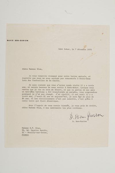 POLITIQUE. 10 Lettres, la plupart L.S. 3 L.S. par Billiot, consul à Stettin (an VI), et P.S. par Talleyrand («C.M.T.») le concernant.{CR} David Ben Gurion (1970 à Mme B.P. Blum, sur sa visite à Sdeh-Boker et ses 34 ans), Mgr Dupanloup comme évêque de Poitiers, Valéry Giscard d'Estaing (1974), maréchal Juin, Maurice Schumann, secrétariat d'Indira Gandhi. Plus 6 cartes en fac-similé, dont Charles et Yvonne de Gaulle