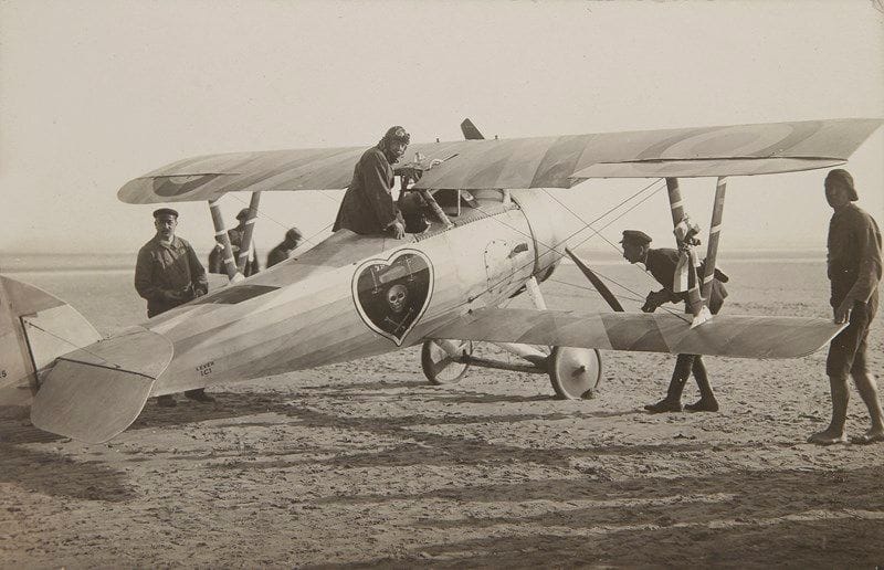 Jean RENAULT (1892-1916)
Fils et neveu des industriels Renault, sergent-aviateur, abattu le 31 mars 1916. 37 L.A.S. et 4 cartes postales a.s., 1914-1916, à sa soeur Fernande Renault (une à sa mère, née Louise Dancognée, veuve de Fernand Renault), et carnet autographe signé, 1915-1916; 105 pages formats divers, la plupart in-4 (qqs en-têtes dont 2 des Automobiles Renault), qqs cartes postales de Correspondance des Armées de la République, qqs enveloppes et adresses avec cachets Aviation militaire Escadrille M.F. 41 et marques de franchise militaire, et un carnet in-12 en partie impr. de 35 pages autographes (plus ff. blancs), couv. moleskine verte. Bel ensemble de documents du jeune aviateur, engagé volontaire pour la durée de la guerre. La correspondance témoigne de ses conditions de vie et de ses aspirations, de son angoisse aussi. Il est aussi souvent question de son oncle Louis Renault, lui-même engagé dans la construction de matériel de guerre. [Jean Renault fut tué le 31 mars 1916 au cours d'un combat aérien dans les environs de la cote 304, à Esnes (Nord), le lendemain de sa dernière entrée dans son Carnet d'emploi du temps].{CR} 1914. Lyon 5 septembre. Paris était «tout agité de l'arrivé trop rapide de l'ennemi, tout était désert, et les fuyards nombreux sur la route. [...] je suis soldat sapeur mécanicien du premier génie engagé volontaire, ce qui m'a d'ailleurs donné pas mal d'ennuis, car au conseil de révision il ne voulait pas me reprendre me trouvant un peu trop faible, j'ai été obligé d'insister et puis, et puis je suis soldat»... 12 septembre. Il ne voit presque personne en dehors des officiers qui le commandent : «Je mange environ deux cent kilomètres par jour»... Il donne des nouvelles de l'usine familiale, transportée en partie à Lyon; ils sont installés dans les locaux du constructeur automobile Rochet-Schneider... Lyon 21. Louis Renault est parti pour Paris en le chargeant de voitures mitrailleuses actuellement en construction. «Les événements de guerre sont meilleurs, es