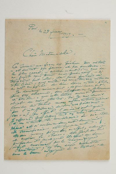 Henry de GROUX
3 L.A.S. et 6 L.A. (minutes), Paris 1919 et s.d.; 14 pages in-8 ou petit in-4. Minutes ou brouillons de Lettres à des dames et des demoiselles, certains incomplets.{CR} Il remercie et félicite une demoiselle pour l'envoi de son «beau et poignant livre qui me fut en cette solitude, et au milieu des péripéties de cet aride labeur, rien moins qu'une manne céleste», qui l'a trouvé à Vernègues où il travaillait depuis plusieurs semaines à «ma grande statue destinée au Monument aux Morts de La Roque d'Anthéron», qu'il a terminée et moulée ici, seul et sans l'aide d'assistants, un «travail de forçat»...{CR} À une dame [la duchesse de Clermont-Tonnerre ?] qui lui avait demandé de faire son portrait. Il souhaiterait un décor digne d'elle mais n'a rien qui conviendrait dans son atelier : «J'ai à Bruxelles le plus considérable matériel d'atelier et assez bien d'objets précieux, qu'il est peu certain que je revoie jamais, sans parler de mes tableaux, marbres, bronzes, abandonnés à de problématiques sollicitudes». Il se retrouve par conséquence à Paris «dans la condition d'un débutant». Il la prie de ne lui passer aucune commande, ainsi que Mme de Brimont pour son portrait, et de ne pas fixer de prix : «la commande a toujours été pour moi un empoisonnement et l'obligation de réussir un portrait, [...] une sorte d'entrave à ma liberté». Il préfère faire les deux portraits d'abord pour lui, et s'il les réussit selon lui, les leur céder ensuite «au prix de guerre»... - Très malade, il la prévient du retard et qu'il a pris pour «le petit portrait commencé d'après vous» qu'il est en train terminer. Il s'excuse de lui avoir présenté un marchand «d'estampes et d'objets, truqués pour la plupart», escroc dont il se félicite de la disparition...{CR} À une amie : il est bien malade, et se retrouve «dégustateur morose d'un tas de drogues fallacieuses et débilitantes, qui semblent, comme dit Bloy, "vouloir ma peau". [...] toute ma maisonnée n'est d'ailleurs, en ce moment, qu'une sombre malad