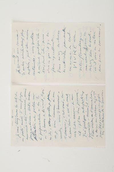 Henri MATISSE
L.A.S., Vence 12 novembre 1944, [à Henry de Montherlant]; 6 pages in-8. Belle et longue lettre sur son seul véritable amour, la peinture.{CR} Il est heureux de savoir «que vous travaillez tranquillement dans votre lit. C'est un endroit où on est toujours bien - même seul»... Il l'entretient du don à la Croix-Rouge Suisse d'un exemplaire sur Japon de Pasiphaé, «avec dessin sur le frontispice, tout pour faire des sous», et d'autres volumes, par l'intermédiaire de Skira, pour une vente caritative... Puis il en vient au sort de sa femme et sa fille, arrêtées par la Gestapo au mois d'avril : «Ma femme, après 6 mois de prison à Fresnes a été libérée il y a un certain temps - elle n'a pas été brutalisée. Ma fille vient de rentrer de Belfort où elle a fait partie de 500 libérations sur 15000 qui sont allées plus loin. Elle a été torturée. Heureusement elle s'en sortira le médecin l'assure. Envers et contre tous je soutiens que les Allemands sont bien des Boches, des Brutes immondes !»... Il remercie Montherlant de l'intervention qu'il était prêt à faire auprès de Mme Micheli [déléguée en France de la Croix-Rouge Suisse] : «elle n'aurait probablement pas été acceptée parce que venant un peu de vous. Vous êtes, puis-je vous dire ?, détestée par Elles - n'avez-vous pas écrit que... etc. dans la préface des Lépreuses. Il n'y a généralement que les mots qui font peur».{CR} Quant à lui : «Je suis toujours solide au poste, mais d'une façon mesurée - très mesurée, mais journalière. Toute mon attention est portée sur la préparation à ces 2 ou 3 heures de travail, l'après-midi, auxquelles je pense et je vais comme à un rendez-vous d'amour - d'amour, c'est vrai, car la peinture a été le seul véritable amour de ma vie. Je l'ai bien prouvé. J'ai quelques satisfactions grossières. Ainsi, il vient d'être vendu à l'Américain à Nice un tableau de 50 cm pour 710000 fr. au profit des victimes de la Guerre. Le travail me donne d'autres satisfactions plus subtiles, peut-être moins certaines, au