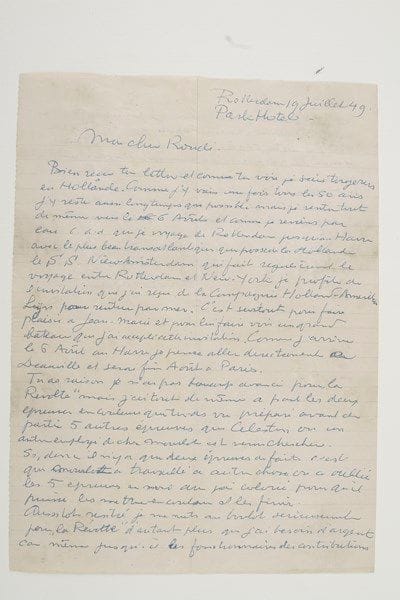 Kees VAN DONGEN (1877-1968)
L.A.S., Rotterdam 19 juillet 1949, au Dr Alexandre Roudinesco; 1 page et demie in-4, enveloppe. Belle lettre au sujet de l'illustration de La Révolte des Anges d'Anatole France (Scripta & Picta, 1951).{CR} Il a bien reçu sa lettre en Hollande, où il prolonge son séjour pour quelques semaines : «Comme j'y vais une fois tous les 50 ans j'y reste aussi longtemps que possible»... Il fera le voyage de retour à bord du transatlantique S.S. Niew Amsterdam, ayant reçu une invitation de la compagnie Holland-Amerika : «C'est surtout pour faire plaisir à Jean-Marie [son fils] et pour lui faire voir un grand bateau que j'ai accepté». Arrivé en France, il se rendra directement à Deauville et regagnera Paris à la fin du mois d'août... Il évoque ensuite son ouvrage en cours : «Tu as raison je n'ai pas beaucoup avancé pour la Révolte mais j'ai tout de même à part les deux épreuves en couleurs que tu as vu préparé avant de partir 5 autres épreuves que Célestin ou un autre employé de chez Mourlot est venu chercher. Si donc il n'y a que deux épreuves de faites c'est que Mourlot a travaillé à autre choses ou a oublié les 5 épreuves en noir où j'ai colorié pour qu'il puisse les mettre en couleur et les finir. Aussitôt rentré je me mets au boulot sérieusement pour la Révolte d'autant plus que j'ai besoin d'argent car même jusqu'ici les fonctionnaires des contributions ne me laissent pas en paix. Je pense que tu vas prendre quelques vacances également le mot n'est pas juste car les vacances pour moi ne sont jamais des vacances. J'ai même fait deux portraits ici mais comme il est impossible de sortir de l'argent de la Hollande il faut que je le dépense ici. En tous cas je te verrai aussitôt possible et La Révolte sera le plus beau livre que j'aurai jamais fait»