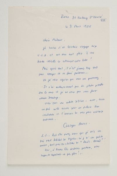 Georges AURIC (1899-1983)
3 LA.S., 1927-1958; 1 page in-8 et 2 cartes postales ill. avec adresses. [Issoire 20.IX.1927], à Maurice Jaubert : «Votre carte, mon cher Jaubert, me retrouve dans les montagnes d'Auvergne. Je suis heureux d'un événement qui doit vous rendre heureux, et heureux de vous le dire»... [1929 ?], à sa mère : «Nous sommes pour une heure à Avignon d'où je t'embrasse très fort. Le voyage s'est bien passé». Paris 3 mars 1958, à une dame. De retour d'un «lointain voyage aux U.S.A.», il se sent «tout plein d'une honte indicible en retrouvant votre livre», et espère être pardonné; il ajoute : «je suis un très vieil habitant de Hyères - où j'ai une petite maison, tout près du château de "Saint-Bernard"»... On joint une carte postale de Nora Auric à sa belle-mère (1940), et 5 Lettres adressées à Georges et Nora Auric (1917-1927), dont 2 de sa mère Mary Auric; et divers documents joints